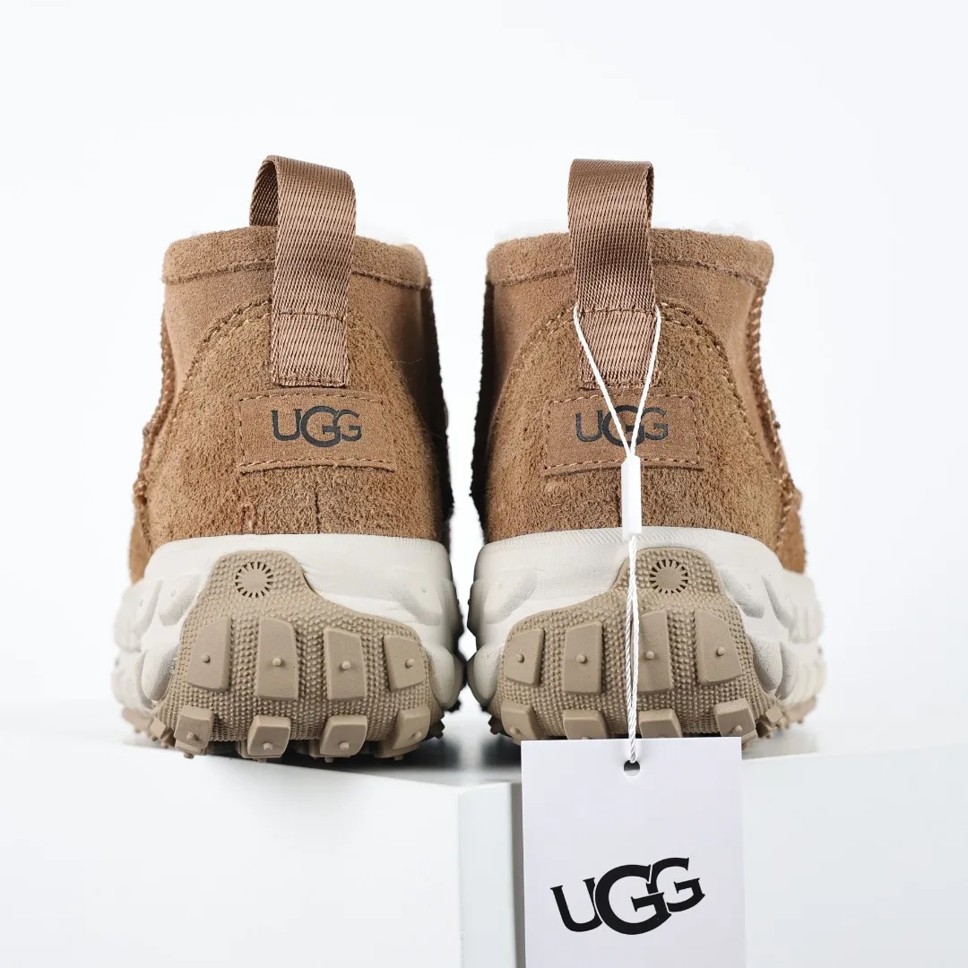Pick up locally 💰700 Core recommendation Good price It is a very suitable choice for keeping warm in winter and at home. In recent years, uug has launched a series of styles, which are partially geared towards the preferences of young consumers and have also moved to the forefront of fashion trends. Shoe body material Water-repellent coated suede upper 17mm UGGPURE™ implanted wool insole Lightweight non-slip comfortable rubber outsole With brand LOGO trademark Comes with a full set of packaging Size: 35 36 37 38 39 40